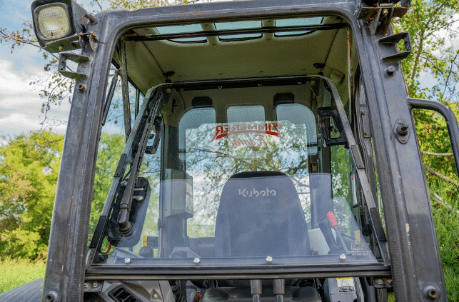 Sistema de fijación metálico y parabrisas de excavadora Kubota KX080