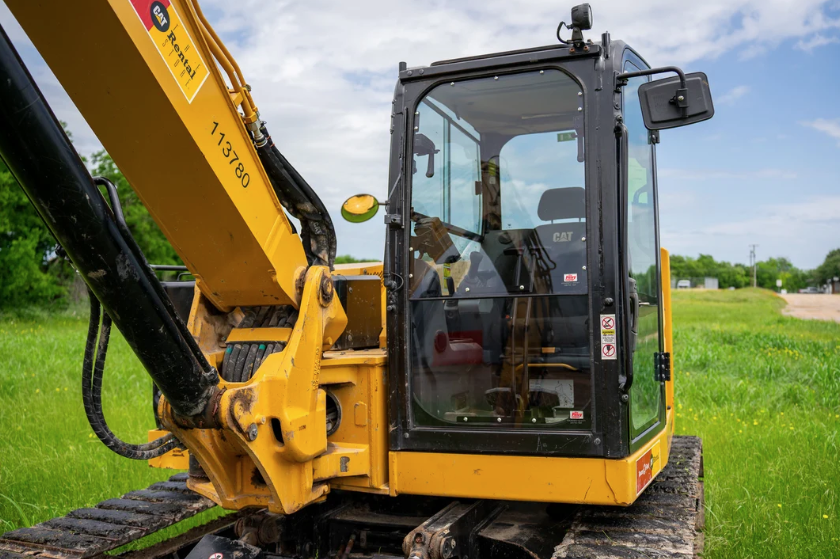 Sustitución de parabrisas de excavadoras Caterpillar (304 y 310) - Sistema de fijación mecánica