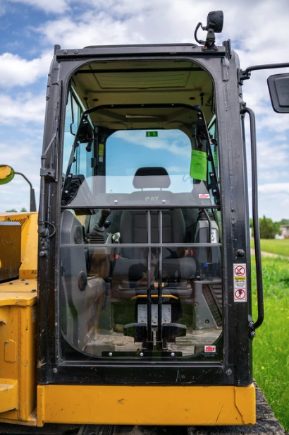Sustitución de parabrisas de excavadoras Caterpillar (304 y 310) - Sistema de fijación mecánica